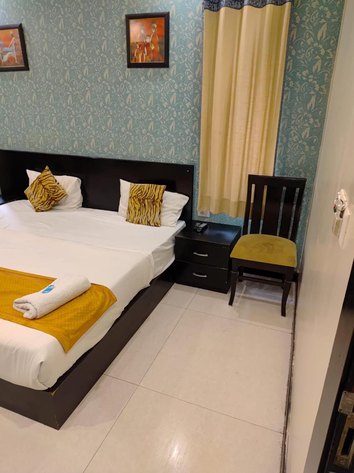 Paschim Vihar Hotel Delhi  Exterior photo