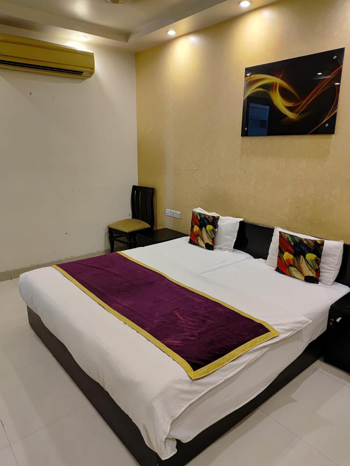 Paschim Vihar Hotel Delhi  Exterior photo