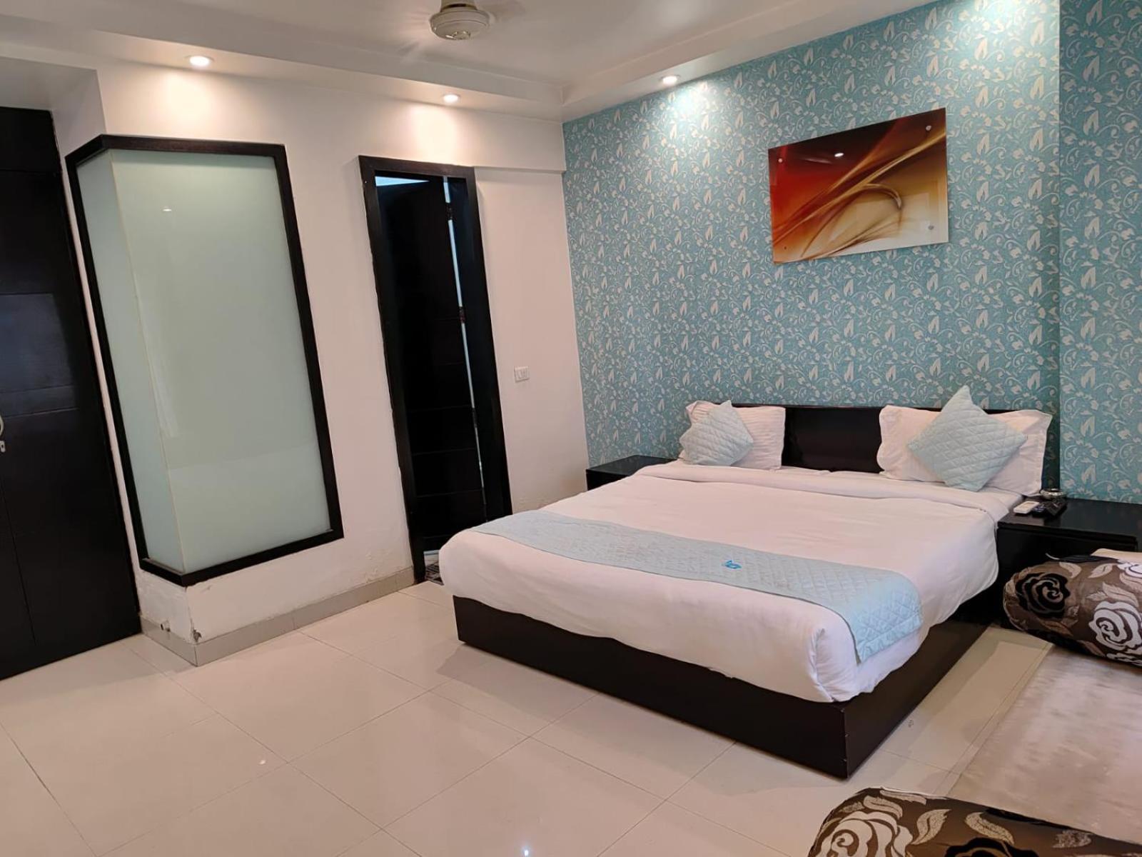 Paschim Vihar Hotel Delhi  Exterior photo